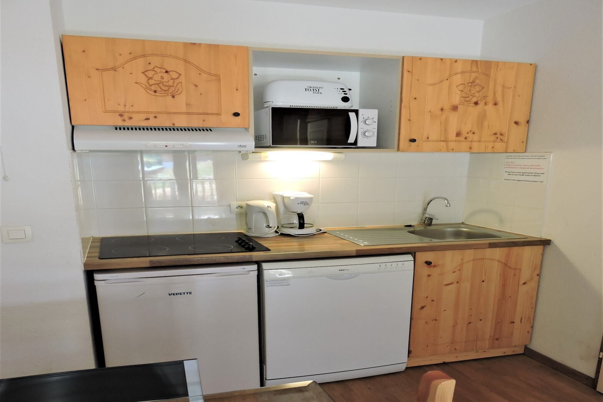 Frigorífico, microondas, placa de cocina y lavavajillas