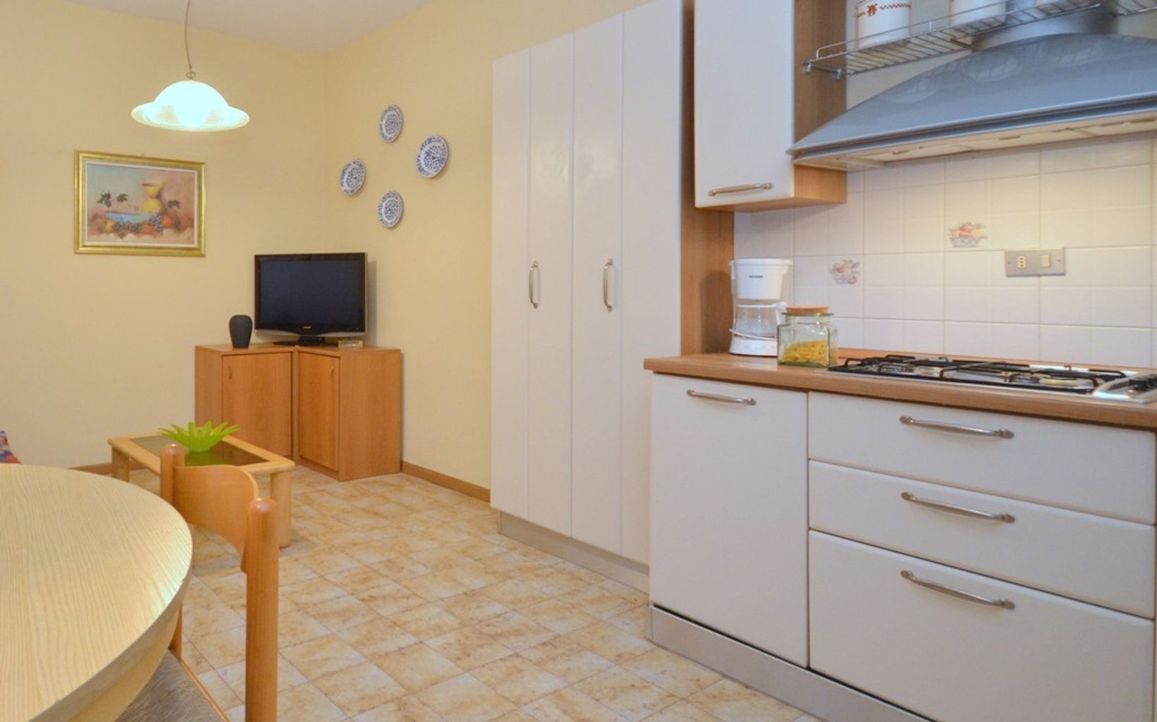 Køleskab, mikrobølgeovn, kogeplade, kaffe-/temaskine