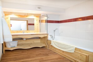 Bathroom - Apartment with private indoor pool (Orelle)