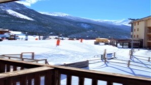 A snowy mountain landscape with a building and a sign that reads "terrasse".