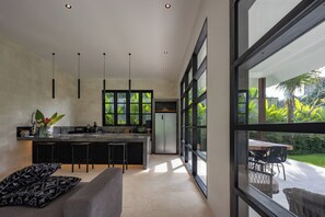 Kühlschrank, Ofen, Herdplatte, Wasserkocher mit Kaffee-/Teezubehör