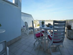 Outdoor dining - Comfortable mini apartment for 3 people in a building close to the beach (Bibione)