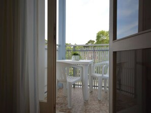 Outdoor dining - Comfortable mini apartment for 3 people in a building close to the beach (Bibione)