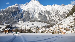 A snow-covered mountain with a ski resort village in the foreground. - Apartment in Val Cenis near River (Val Cenis)