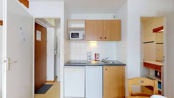 Coffee/tea maker, fridge, microwave, stovetop
