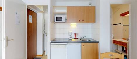 Køleskab, mikrobølgeovn, kogeplade, opvaskemaskine