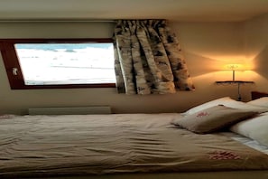 1 chambre, fer et planche à repasser