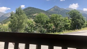 Un paisaje montañoso con vegetación exuberante y cielo despejado.