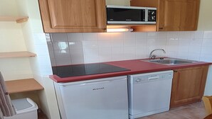 Kaffetrakter/tekoker, kjøleskap, mikrobølgeovn og kokeplater