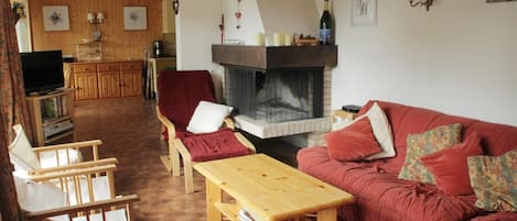 Smart TV, fireplace, DVD player