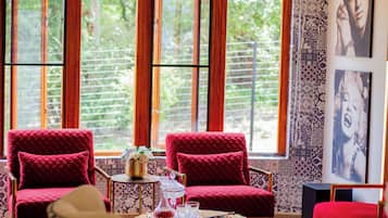 單棟房屋, 6 間臥室, 吸煙房, 露台 | 客廳 | 書籍