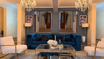House, 6 Bedrooms, Accessible, Smoking | Living room