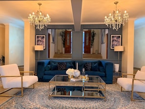 House, 6 Bedrooms, Accessible, Smoking | Living room