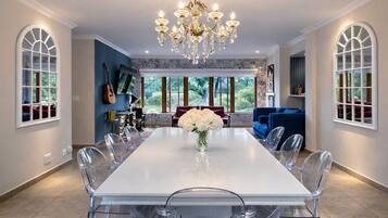 House, 6 Bedrooms, Smoking, Balcony | Dining room