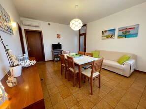 Dining - Spacious flat in a villa with terrace (Porto Santa Margherita)