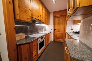 Microwave, oven, stovetop, dishwasher - Prestige Apartment (Sestriere)
