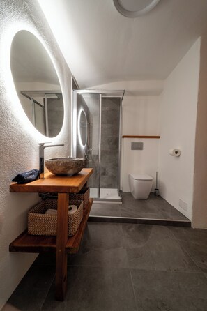 Douche, sĂšche-cheveux, bidet, serviettes fournies