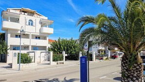 Exterior - Cosy apartment for 4 guests with A/C, WIFI, TV and terrace (Rogoznica)