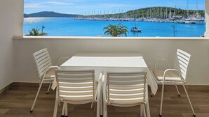 Outdoor dining - Cosy apartment for 4 guests with A/C, WIFI, TV and terrace (Rogoznica)