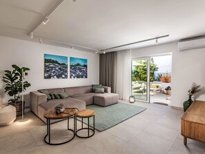 Living area - Stunning private villa for 8 guests with private pool, A/C, WIFI, TV, terrace and pets allowed (Solin)