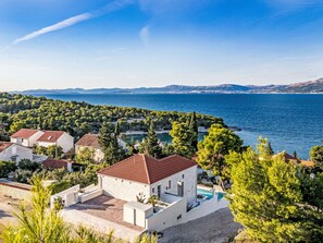 Exterior - Stunning private villa for 8 guests with private pool, A/C, WIFI, TV, terrace and pets allowed (Solin)