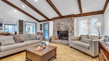 Smart TV, chimenea, videojuegos y reproductor de DVD