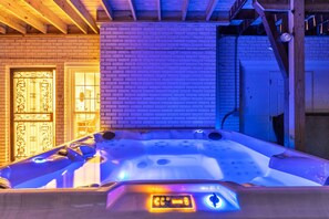 Indoor spa tub