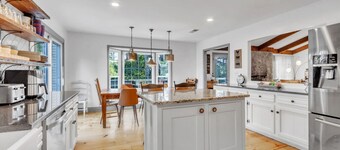 Spacious 6BR/10Bed~Pet & Family Friendly + HOT TUB