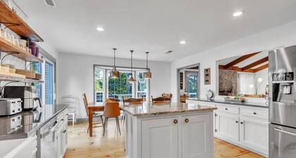Spacious 6BR/10Bed~Pet & Family Friendly + HOT TUB