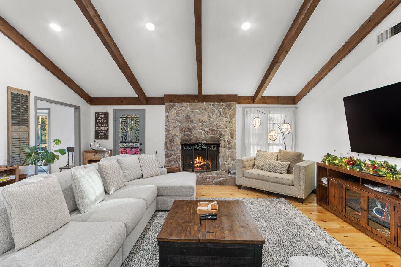 TV connectée, cheminée, jeux vidéo, lecteur de DVD