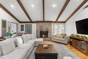 Smart TV, chimenea, videojuegos, reproductor de DVD