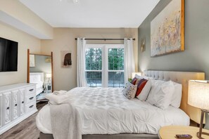 6 bedrooms, desk, iron/ironing board, travel crib