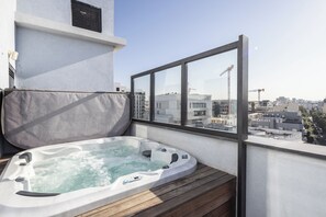 Penthouse, Sea View | Private spa tub - Rooftop Jacuzzi Penthouse by Sea N' Rent (Tel Aviv)