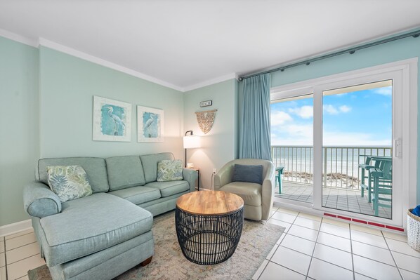 Condo Prestigio, 2 habitaciones, vista a la playa | Sala de estar | Smart TV de 50 pulgadas con canales por cable 