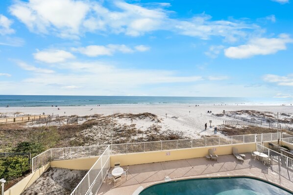 Condo com design assinado, 2 quartos, vista para a praia | Vista da sacada