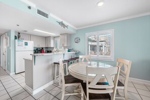Condo com design assinado, 2 quartos, vista para a praia | Opções para refeição no quarto