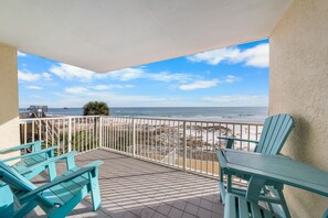 Condo com design assinado, 2 quartos, vista para a praia | Sacada