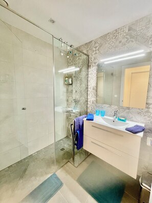 Shower, hair dryer, towels, soap - STUDIO d'Exception - Sea view, swimming pool and exotic garden (Roses)
