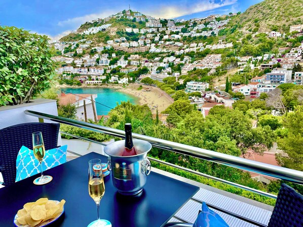 Outdoor dining - STUDIO d'Exception - Sea view, swimming pool and exotic garden (Roses)