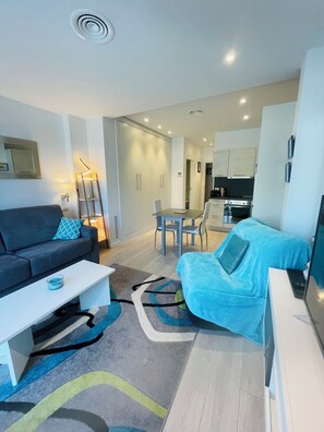 TV, books - STUDIO d'Exception - Sea view, swimming pool and exotic garden (Roses)