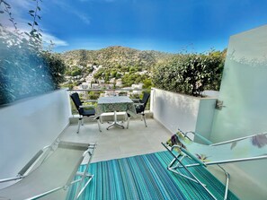 Outdoor dining - STUDIO d'Exception - Sea view, swimming pool and exotic garden (Roses)