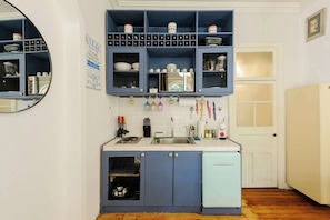 Réfrigérateur, four à micro-ondes, un four, surface de cuisson