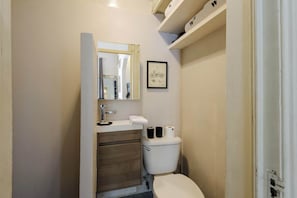 Douche, séchoir à cheveux, serviettes fournies