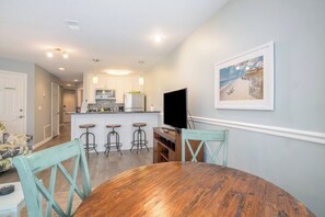 Dining - Beachside 214 Luxury Condo on East Grand Traverse Bay (Traverse City)