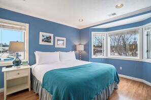 1 bedroom, iron/ironing board, travel cot, WiFi - Beachside 220 Luxury Condo on the Beach (Traverse City)