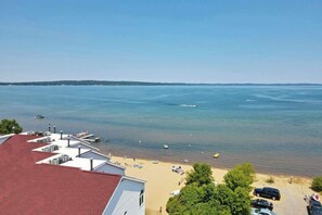 On the beach - Beachside 323 Waterfront Condo on East Grand Traverse Bay (Traverse City)