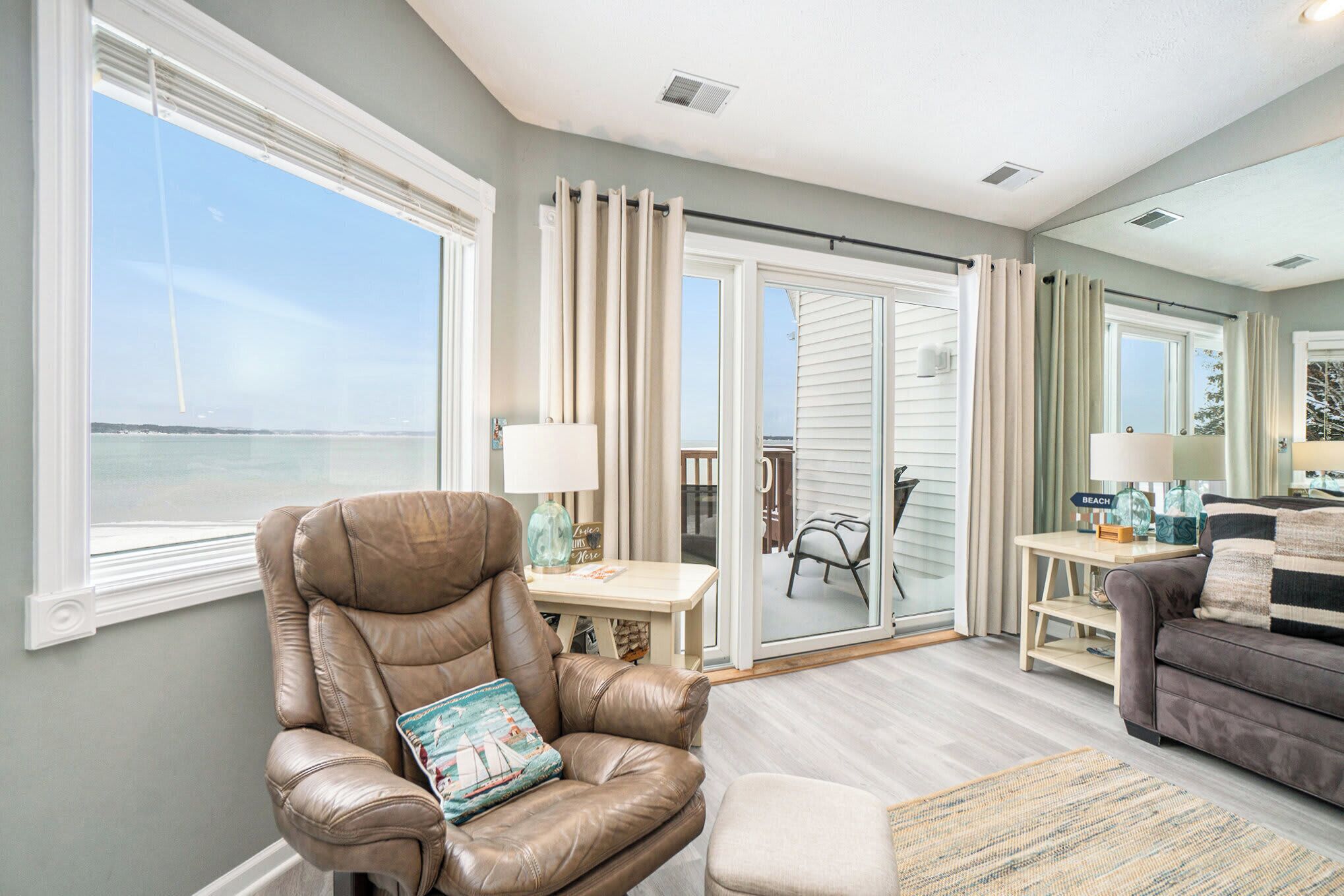 Televisie, een open haard en een kantoor