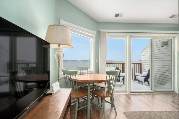 Dining - Beachside 325 Waterfront Condo (Traverse City)