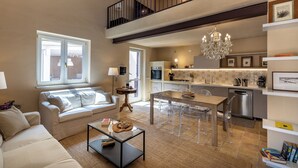 Un apartamento moderno con sala de estar, comedor, cocina y un balcón.