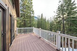 Property grounds - Spacious 4 Bedroom Retreat Near Lake Tahoe- Comfort and Views! (Stateline)